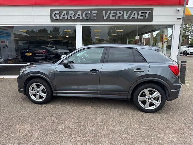 Grijs Gebruikt 2024 Audi Q2 S-Line SUV | € 32.950 (Eerlijke prijs) - Afbeelding 1/4