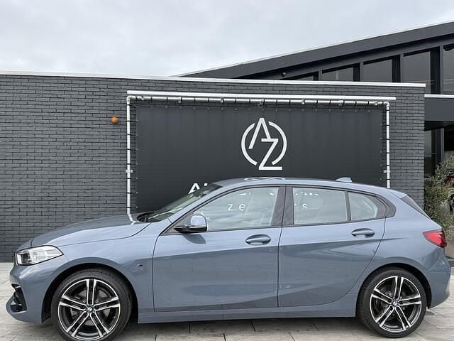 Grijs Gebruikt 2021 BMW 116 Executive Hatchback | € 22.450 (Eerlijke prijs) - Afbeelding 1/4