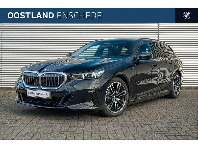 Zwart Gebruikt 2025 BMW 530e M Sport Stationwagen | € 68.950 - Afbeelding 1/4