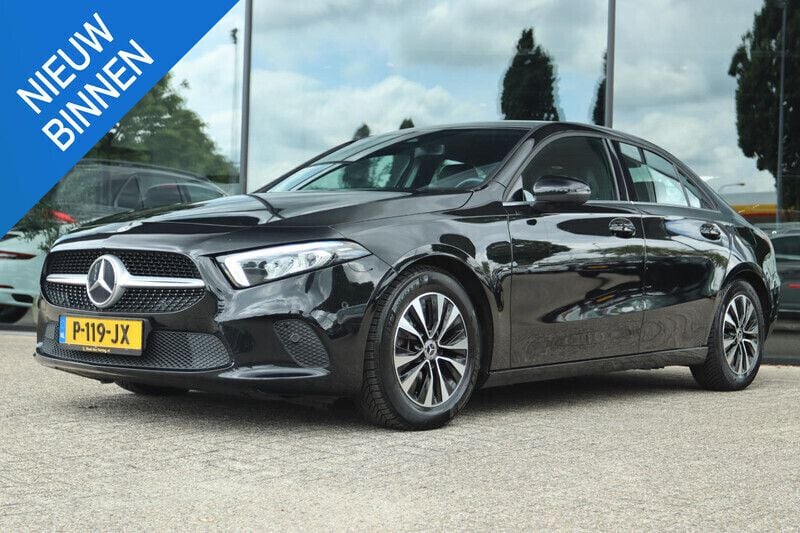 Zwart Gebruikt 2022 Mercedes A180 Business Sedan | € 24.750 (Eerlijke prijs) - Afbeelding 1/4
