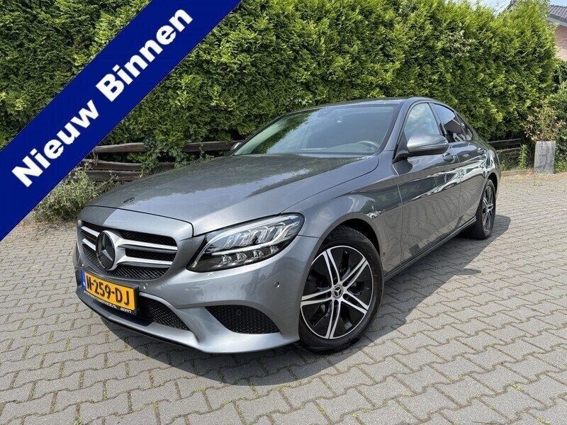 Grijs Gebruikt 2021 Mercedes C180 Advantage Sedan | € 36.950 (Goede deal) - Afbeelding 1/4