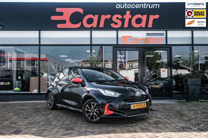 Zwart, metallic lak Gebruikt 2021 Toyota Yaris Hybrid Edition Hatchback | € 17.950 (Goede deal) - Afbeelding 1/4