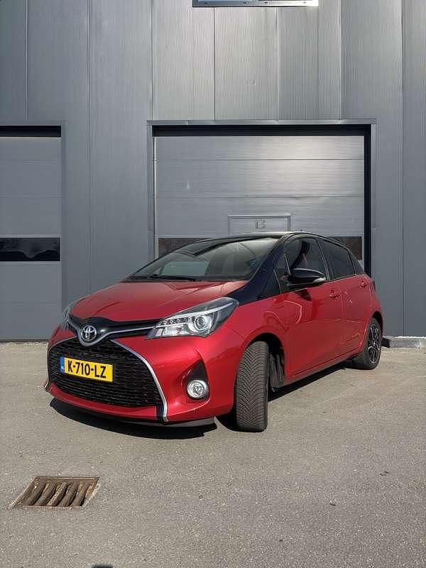Rood Gebruikt 2016 Toyota Yaris MPV | € 11.500 (Eerlijke prijs) - Afbeelding 1/4