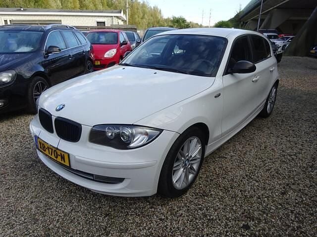 Wit Gebruikt 2007 BMW 116 Hatchback | € 3.795 (Super prijs) - Afbeelding 1/4