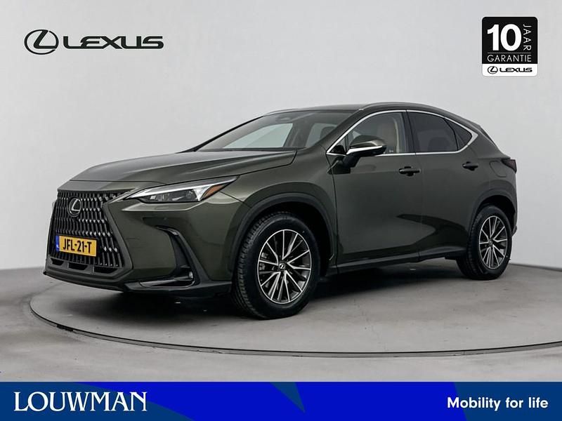 Terrane khaki (groen metallic) Gebruikt 2024 Lexus NX450h+ Executive Line SUV | € 61.950 (Iets duurder) - Afbeelding 1/4