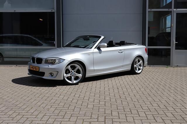 Grijs, metallic lak Gebruikt 2012 BMW 118 Cabriolet Cabriolet | € 10.950 (Goede deal) - Afbeelding 1/4