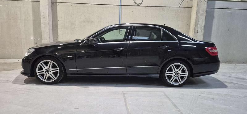Zwart Gebruikt 2011 Mercedes E200 Sedan | € 11.000 (Iets duurder) - Afbeelding 1/4