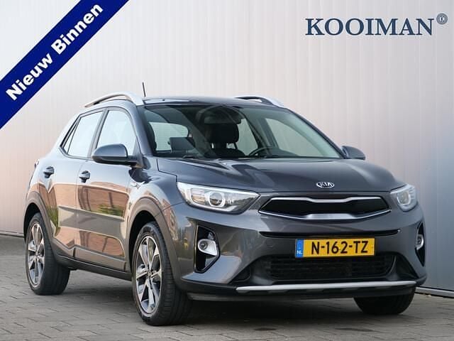 Grijs Gebruikt 2020 Kia Stonic SUV | € 14.850 (Goede deal) - Afbeelding 1/4