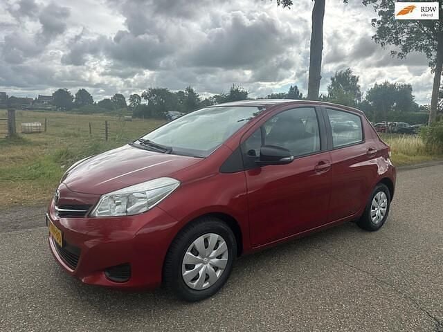 Rood Gebruikt 2014 Toyota Yaris Hatchback | € 5.450 (Eerlijke prijs) - Afbeelding 1/4
