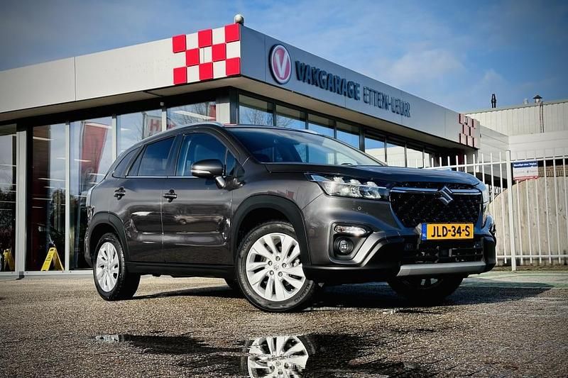 Grijs (metallic) Gebruikt 2023 Suzuki SX4 S-Cross SUV | € 24.785 - Afbeelding 1/4