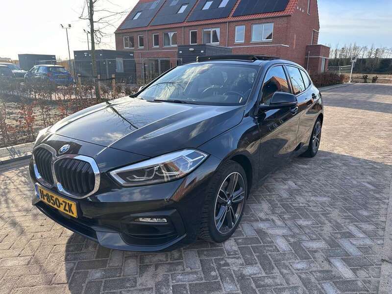 Zwart Gebruikt 2020 BMW 118 Executive Hatchback | € 17.500 (Eerlijke prijs) - Afbeelding 1/4