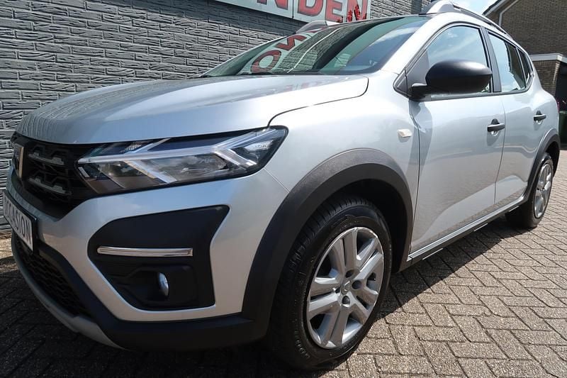 Grijs, metallic lak Gebruikt 2022 Dacia Sandero Expression Hatchback | € 16.666 (Goede deal) - Afbeelding 1/4