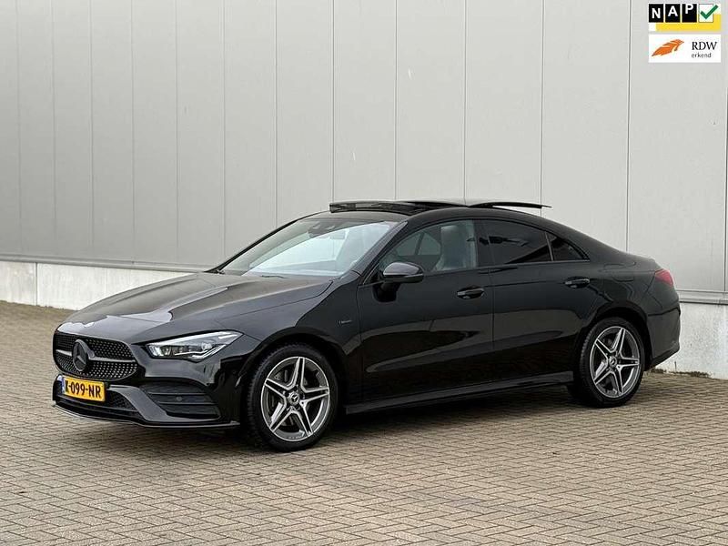 Zwart Occasion 2021 Mercedes CLA250e AMG Sedan | € 24.900 (Super prijs) - Afbeelding 1/4