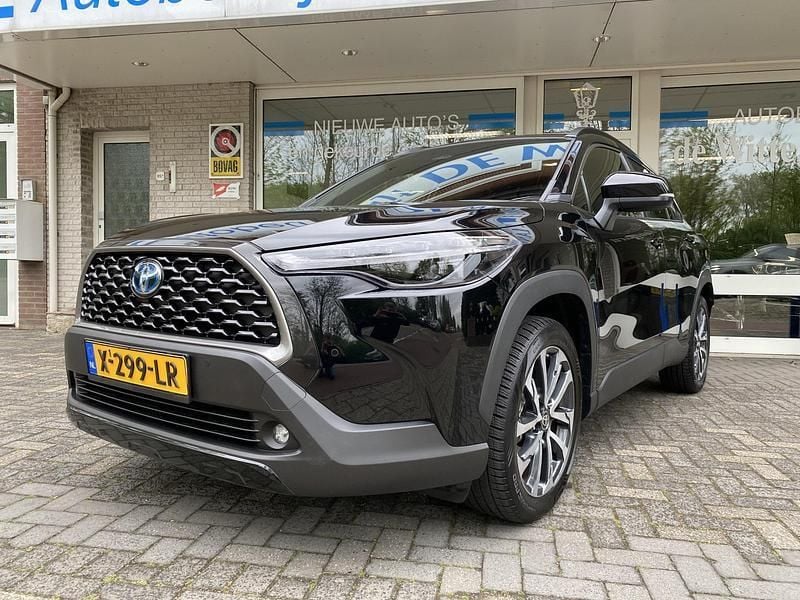Zwart Gebruikt 2023 Toyota Corolla Cross Style SUV | € 32.950 (Goede deal) - Afbeelding 1/4