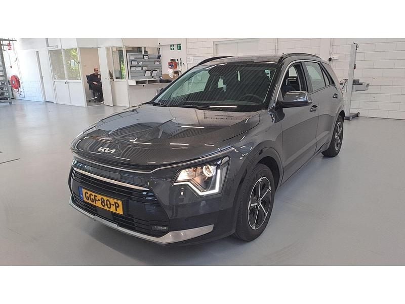 Grijs Gebruikt 2024 Kia Niro SUV | € 32.940 (Goede deal) - Afbeelding 1/2