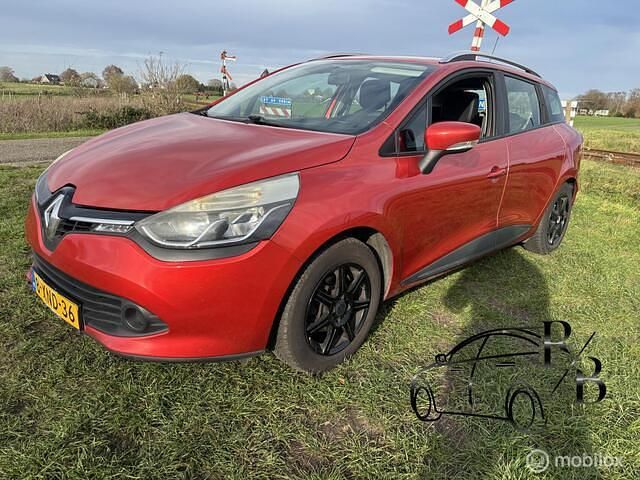 Rood (metallic) Gebruikt 2014 Renault Clio GrandTour Expression Stationwagen | € 3.199 (Duur) - Afbeelding 1/4