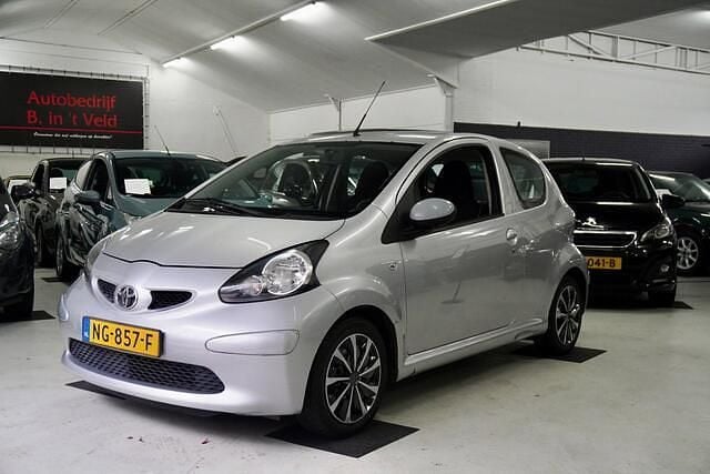 Occasion Toyota Aygo 68 PK (50 kW) 2006 Grijs (metallic) Hatchback