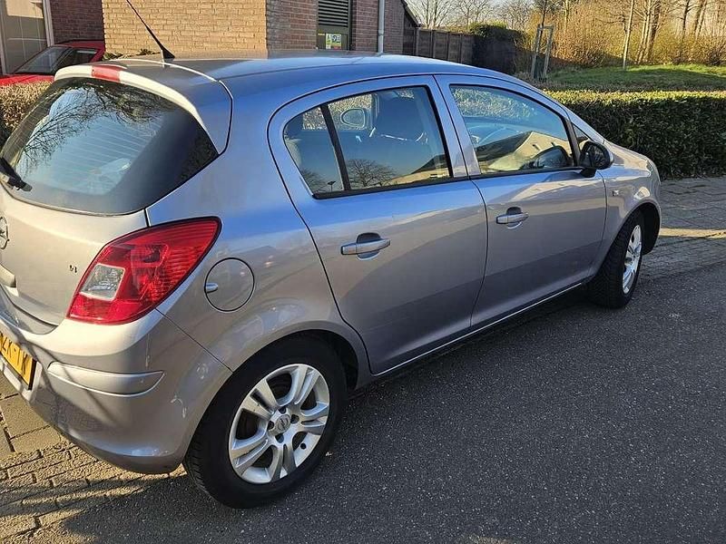 Grijs Gebruikt 2008 Opel Corsa Enjoy MPV | € 2.350 (Eerlijke prijs) - Afbeelding 1/4