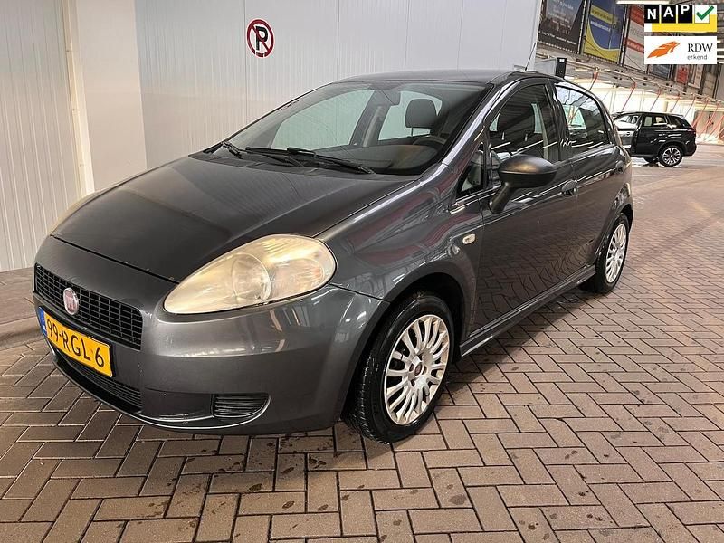 Grijs (metallic) Occasion 2011 Fiat Grande Punto Hatchback | € 1.200 - Afbeelding 1/4