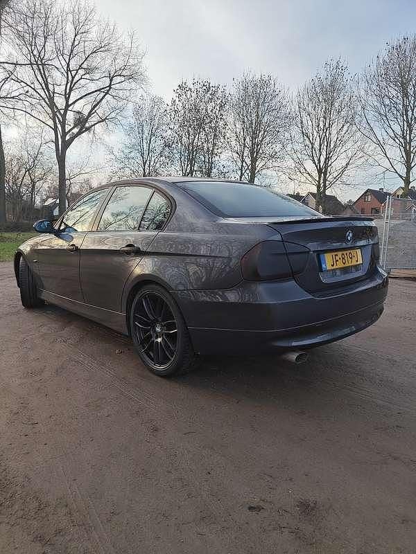Zwart Occasion 2006 BMW 320 Sedan | € 2.499 (Super prijs) - Afbeelding 1/4
