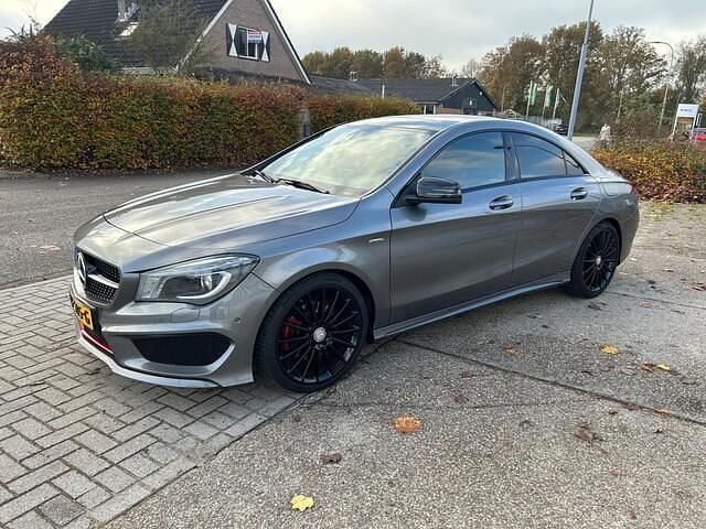 Grijs (metallic) Gebruikt 2015 Mercedes CLA250 Prestige Sedan | € 10.950 - Afbeelding 1/4