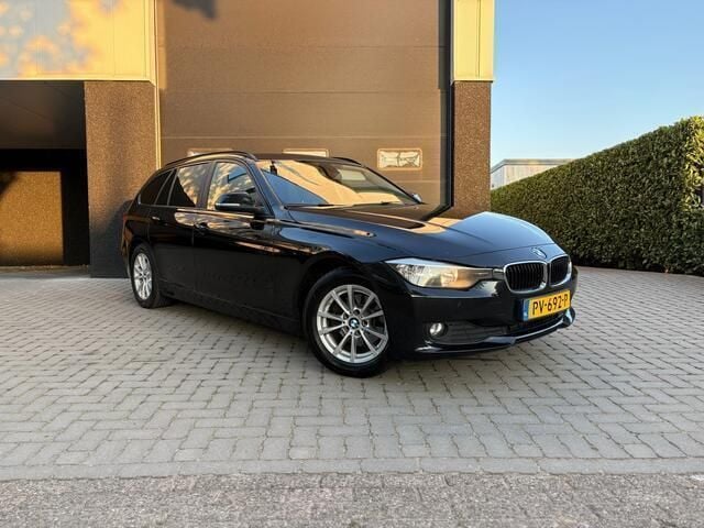 Zwart, metallic lak Gebruikt 2014 BMW 316 Executive Stationwagen | € 6.950 (Iets duurder) - Afbeelding 1/4