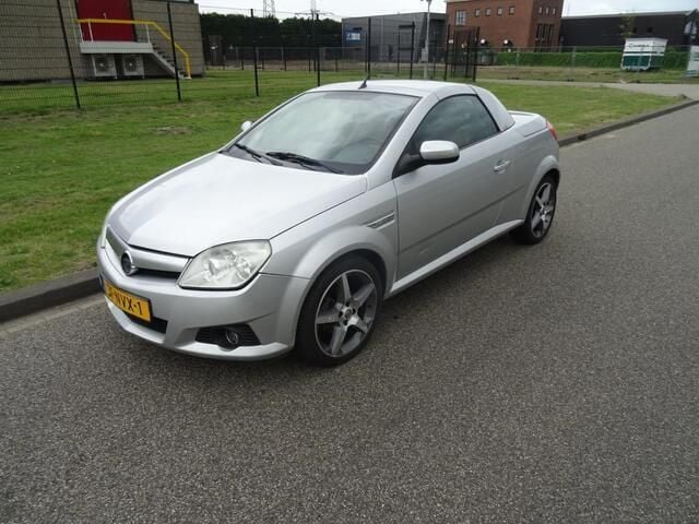 Grijs Gebruikt 2007 Opel Tigra Cabriolet | € 1.795 (Eerlijke prijs) - Afbeelding 1/4