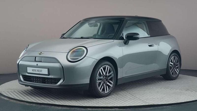 Grijs Gebruikt 2024 Mini Cooper Classic Hatchback | € 30.750 - Afbeelding 1/4
