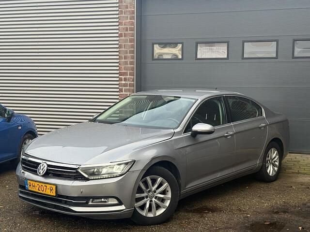 Grijs Gebruikt 2017 VW Passat Comfortline Sedan | € 8.250 (Super prijs) - Afbeelding 1/4