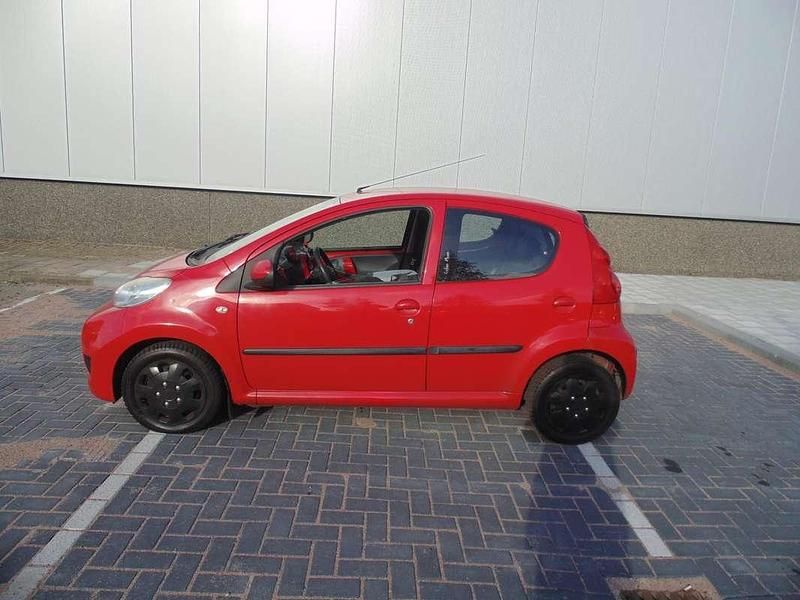 Rood Gebruikt 2010 Peugeot 107 Urban Move Hatchback | € 1.999 (Eerlijke prijs) - Afbeelding 1/4