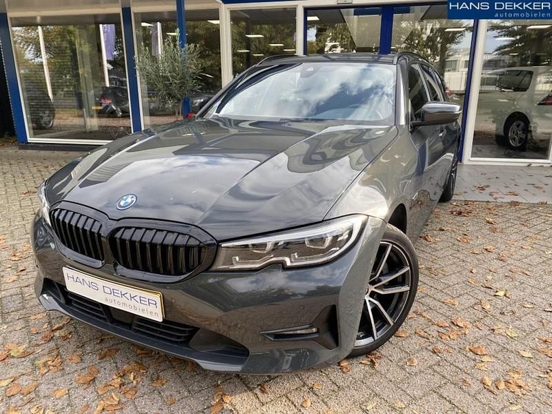 Grijs Gebruikt 2022 BMW 320e Efficient Dynamics Stationwagen | € 24.950 (Eerlijke prijs) - Afbeelding 1/4