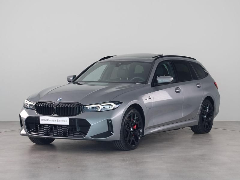 Grijs Gebruikt 2024 BMW 330e M Sport Stationwagen | € 57.950 (Iets duurder) - Afbeelding 1/4