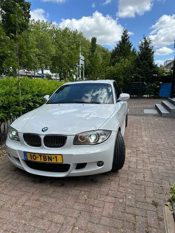 Wit Gebruikt 2011 BMW 120 Hatchback | € 9.900 (Eerlijke prijs) - Afbeelding 1/4