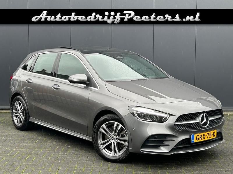 Grijs Gebruikt 2023 Mercedes B250 AMG line MPV | € 37.950 (Iets duurder) - Afbeelding 1/4