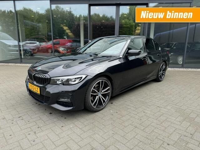 Zwart, metallic lak Gebruikt 2019 BMW 320 M Sport Sedan | € 31.900 (Duur) - Afbeelding 1/4