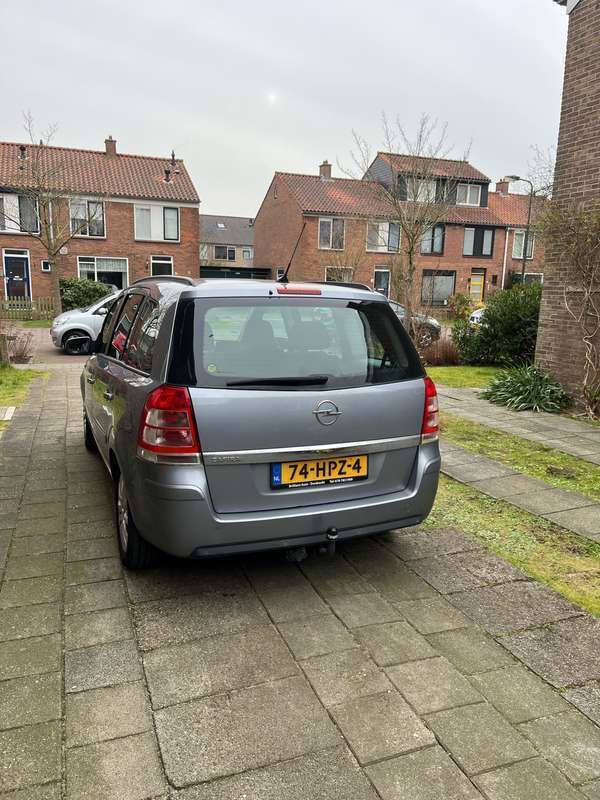 Grijs Gebruikt 2009 Opel Zafira MPV | € 3.599 (Eerlijke prijs) - Afbeelding 1/4