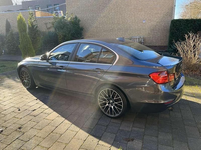 Grijs Occasion 2013 BMW 320 Efficient Dynamics Sedan | € 7.950 (Eerlijke prijs) - Afbeelding 1/4