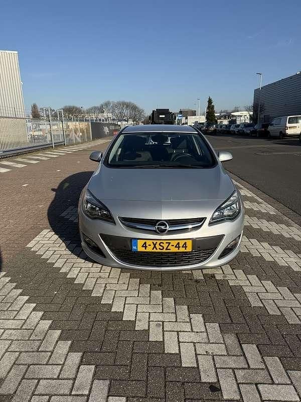 Grijs Gebruikt 2013 Opel Astra Cosmo Hatchback | € 5.500 (Eerlijke prijs) - Afbeelding 1/4