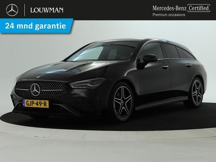 Donker 191 kosmoszwart metaalkleur metallic Occasion 2024 Mercedes 180 AMG line Sedan | € 36.745 (Eerlijke prijs) - Afbeelding 1/4