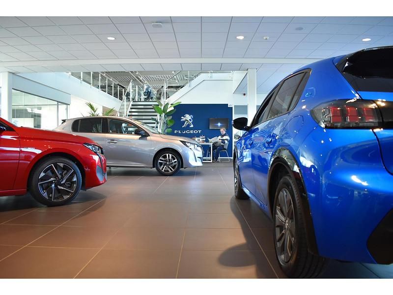Wit Gebruikt 2023 Peugeot 208 Allure Hatchback | € 17.440 (Eerlijke prijs) - Afbeelding 1/3