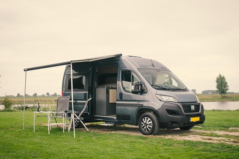 Grijs (metallic) Gebruikt 2023 Fiat Ducato Van | € 79.950 - Afbeelding 1/4