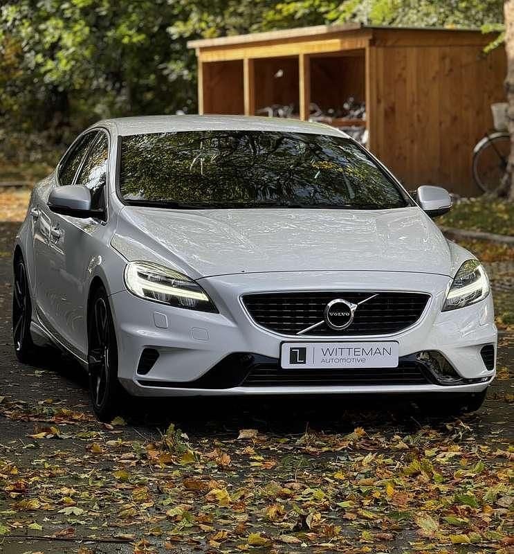 Wit Gebruikt 2017 Volvo V40 R-Design Stationwagen | € 13.950 - Afbeelding 1/4