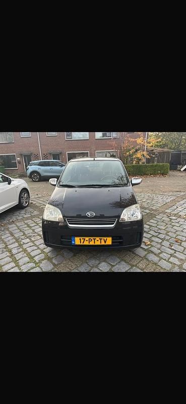 Zwart (parellak) Occasion 2004 Daihatsu Cuore Hatchback | € 1.500 (Eerlijke prijs) - Afbeelding 1/4