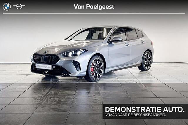 Grijs Occasion 2026 BMW 120 M Sport Hatchback | € 54.208 - Afbeelding 1/4