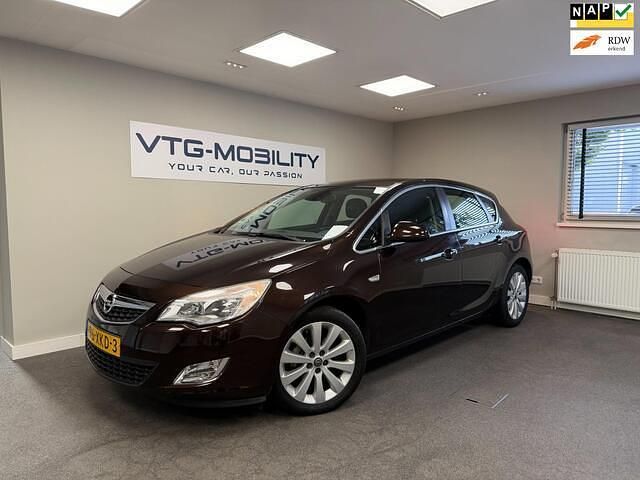 Bruin Gebruikt 2012 Opel Astra Cosmo Hatchback | € 5.245 (Eerlijke prijs) - Afbeelding 1/4