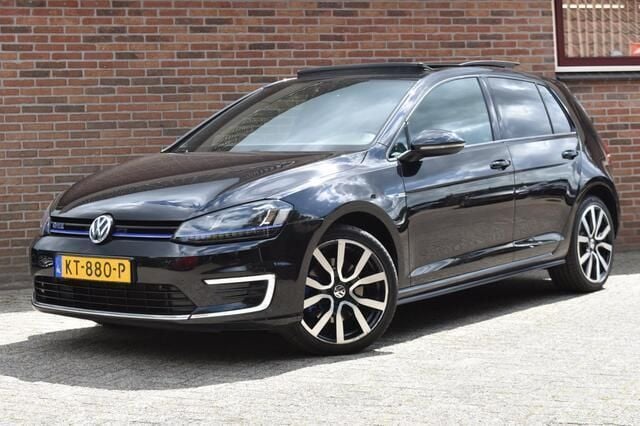 Zwart, metallic lak Gebruikt 2016 VW Golf VII GTE Hatchback | € 10.949 (Goede deal) - Afbeelding 1/4