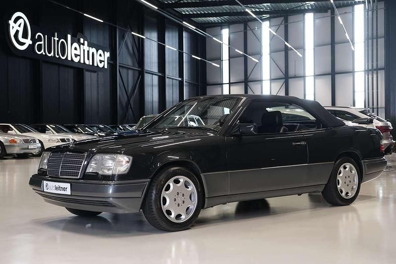 Zwart Gebruikt 1996 Mercedes E220 Cabriolet | € 39.500 - Afbeelding 1/4