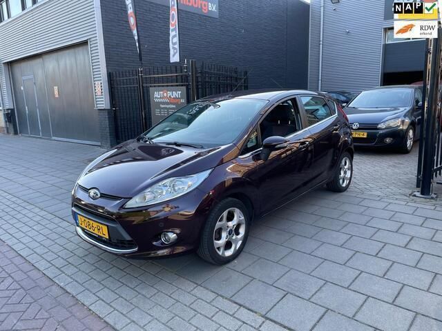 Rood, metallic lak Gebruikt 2009 Ford Fiesta Trend Hatchback | € 4.499 (Eerlijke prijs) - Afbeelding 1/4