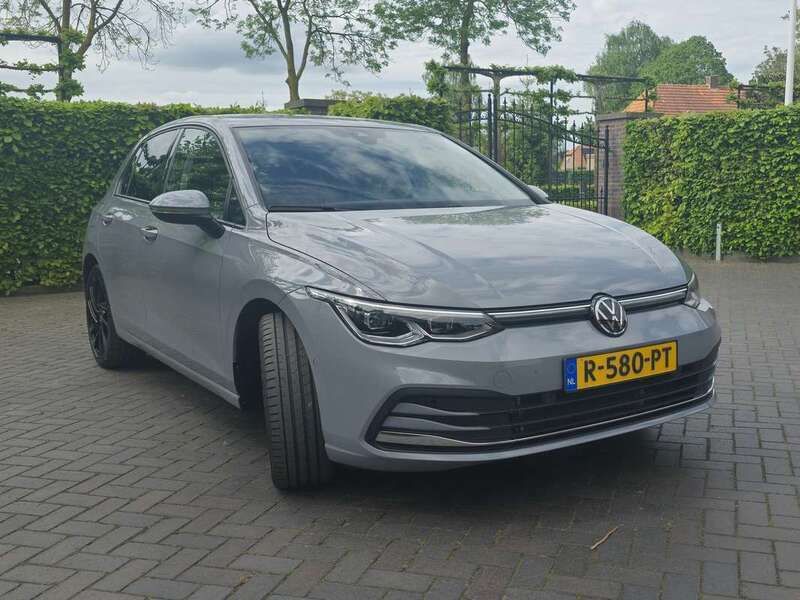 Grijs Gebruikt 2022 VW Golf VIII Style Hatchback | € 26.500 (Eerlijke prijs) - Afbeelding 1/4