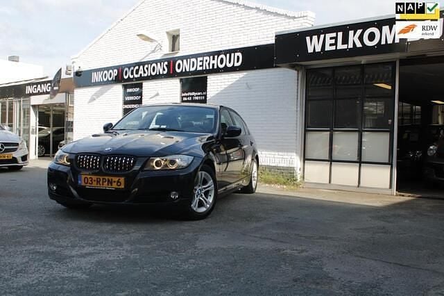 Zwart Gebruikt 2011 BMW 318 Sedan | € 4.950 (Eerlijke prijs) - Afbeelding 1/4